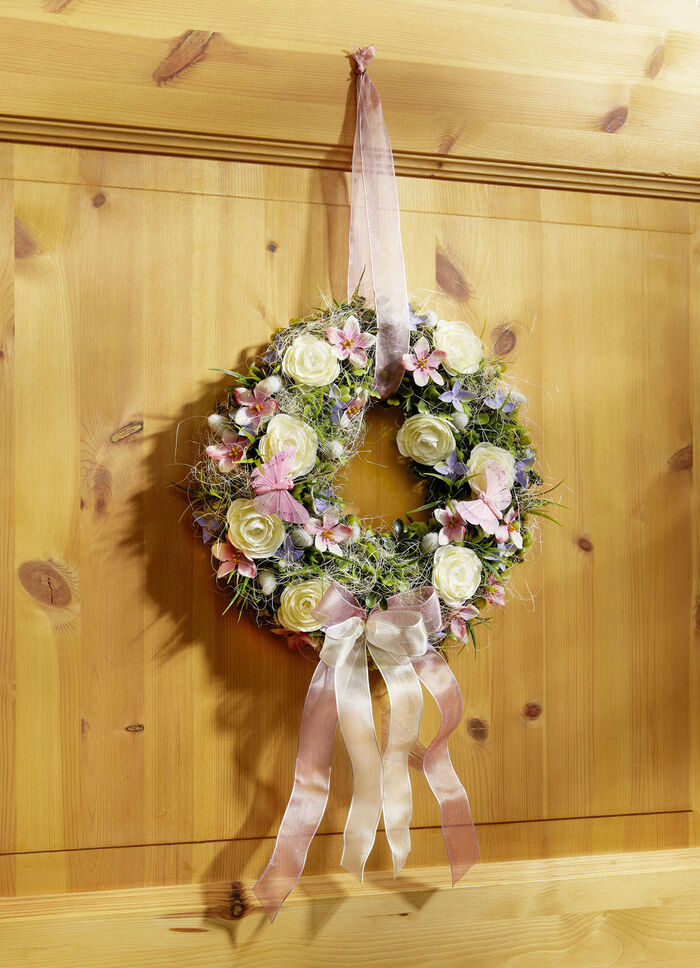 Wandkranz mit Ranunkeln und rosafarbenen Blüten 
