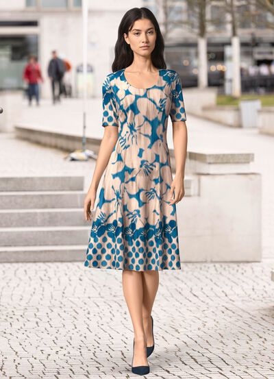 Kleid in schwingender Schlupfform 