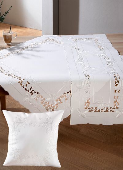 Tisch- und Raumdekoration mit aufwendigen Stickereien 