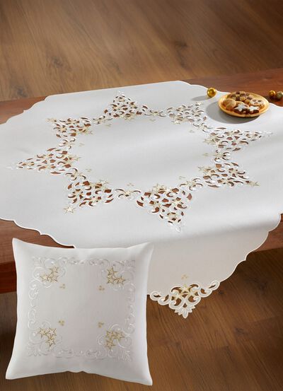 Tischdecke mit aufwendigen Stickereien 