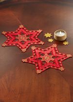 Bestickte, festliche Tischdekoration 