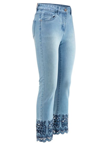 Jeans mit aufwendiger Lochstickerei 