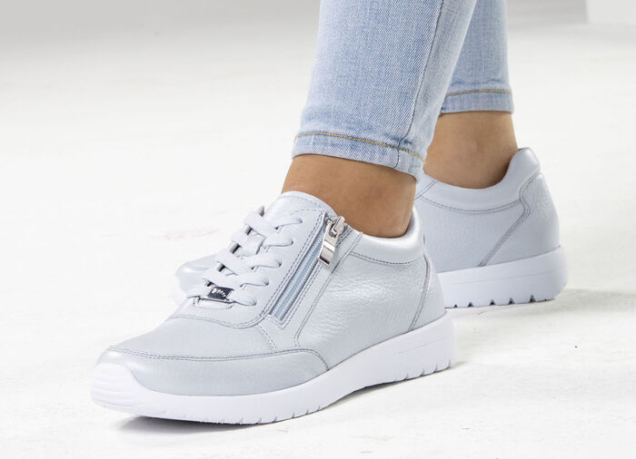 ELENA EDEN Sneaker aus zart schimmerndem, genarbtem Hirsch-Nappaleder BLEU