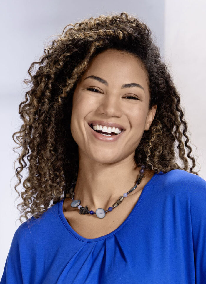 Halskette mit verschiedenen Schmuckelementen 